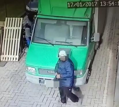 Tornano sul luogo del furto e vanno a chiedere scusa