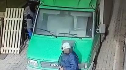 Tornano sul luogo del furto e vanno a chiedere scusa