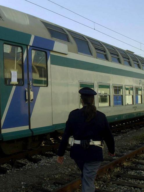 Auto resta prigioniera tra le sbarre 