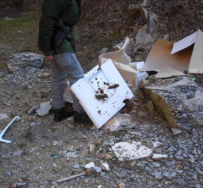 Spara con il fucile in cava per allenarsi al bersaglio 