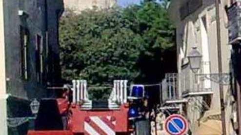 Crolla un cornicione in strada intervento dei vigili del fuoco