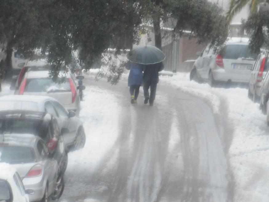 Città ghiacciata: bus fermi, scuole chiuse 