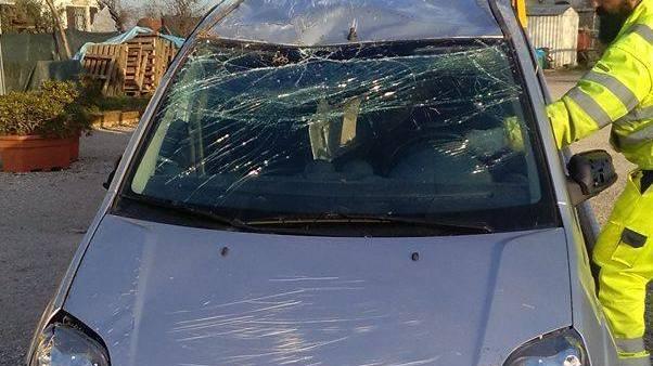 Sbanda con l’auto e finisce nel fosso: 60enne all’ospedale