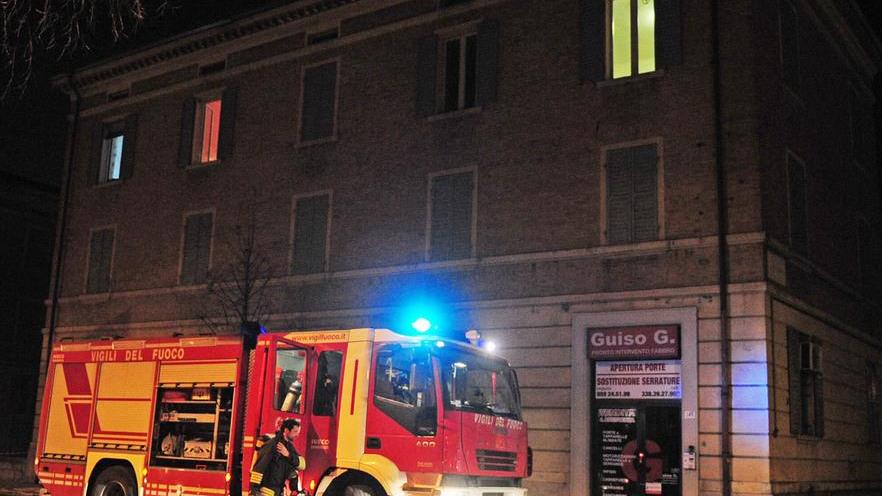 Scaldino incendia camera da letto Pompieri in via Ciro Menotti