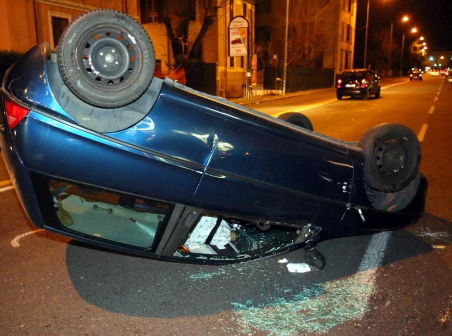 Auto si rovescia: salvi donna e cani 
