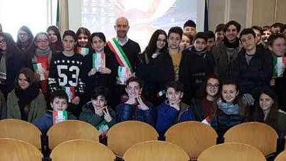 Studenti a lezione di Costituzione dal sindaco nella sala del Consiglio