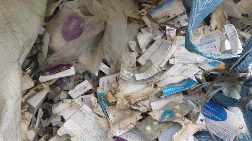 Nella discarica anche farmaci scaduti