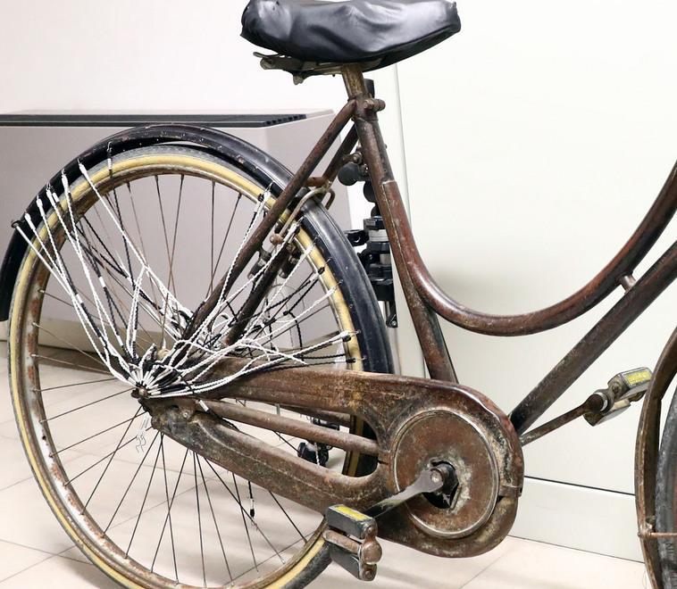 Auto investe anziano ciclista 