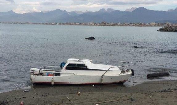 In avaria lascia la barca sulla spiaggia 