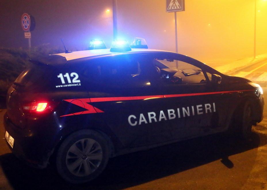Pavullo. «Aprite, carabinieri». Poi lo rapinano 