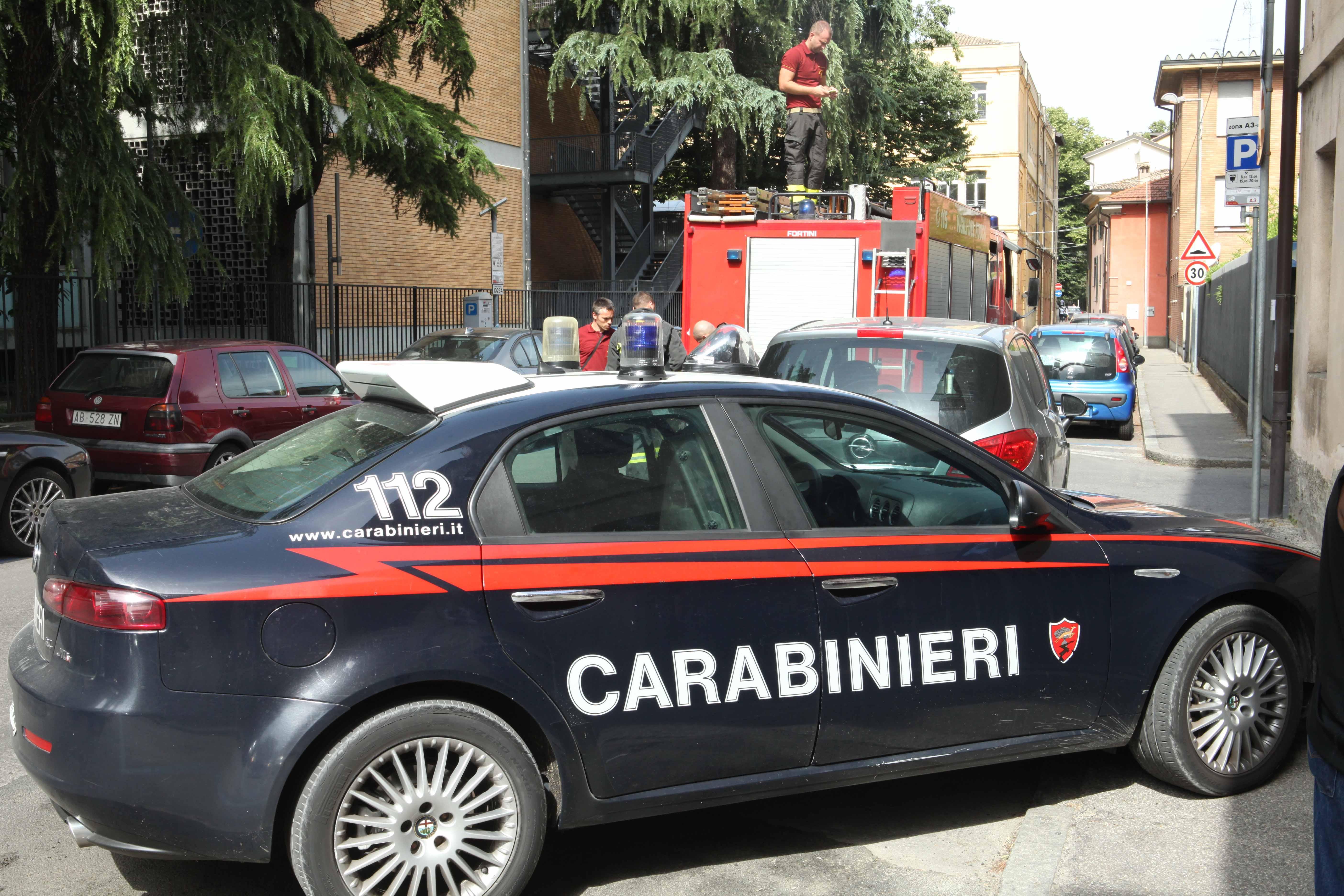 Luci accese nella villa, il proprietario chiama i carabinieri: due arresti
