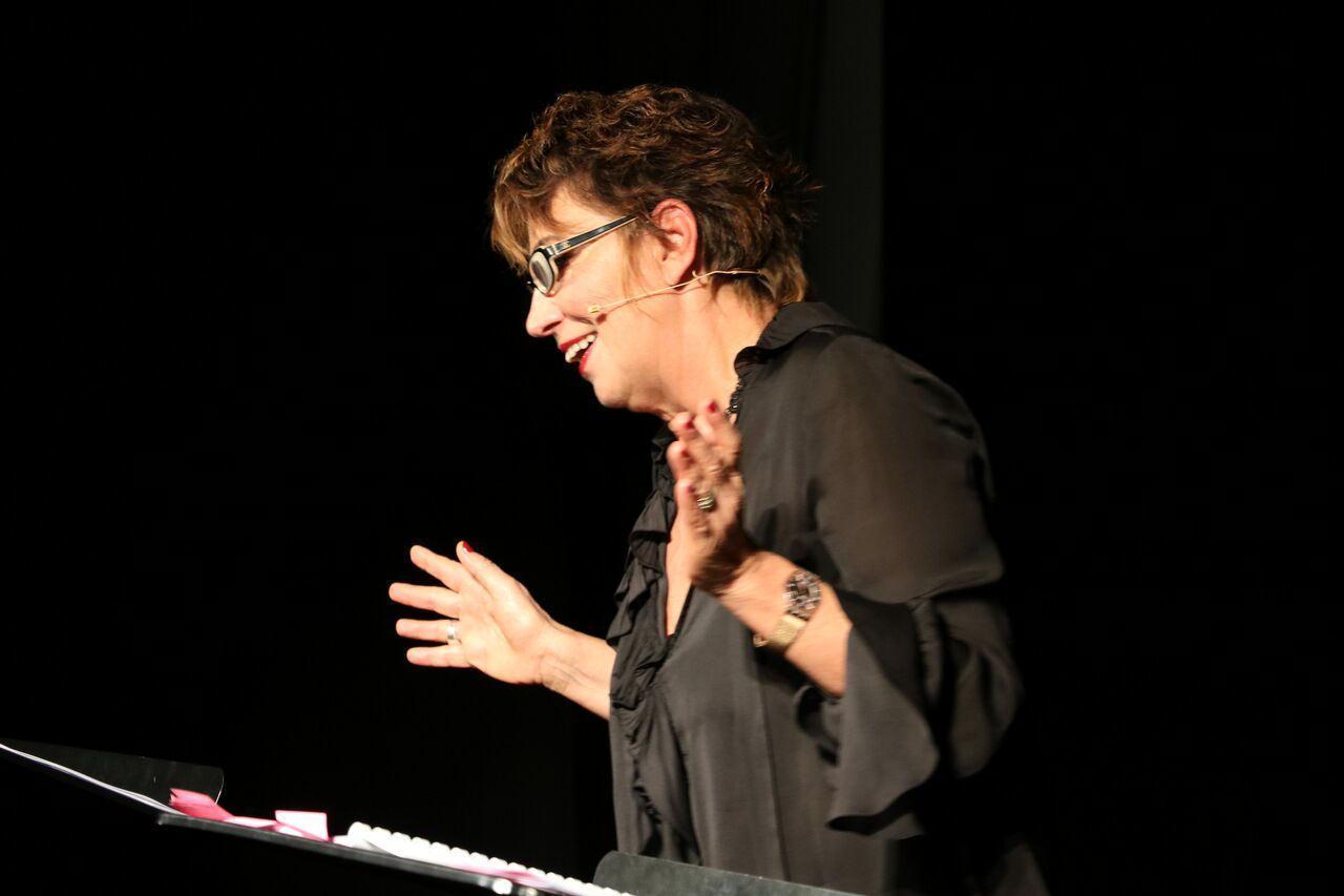 Serena Dandini durante il suo spettacolo "Serendipity"