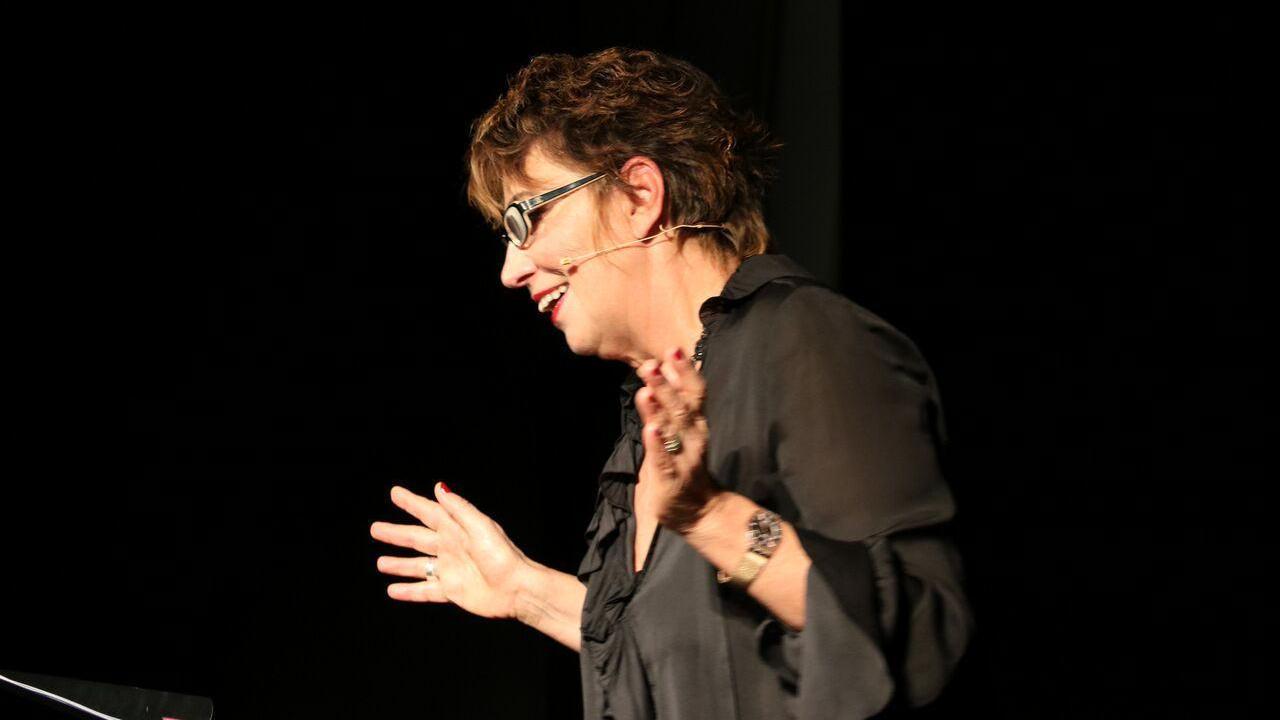Serena Dandini durante il suo spettacolo "Serendipity"