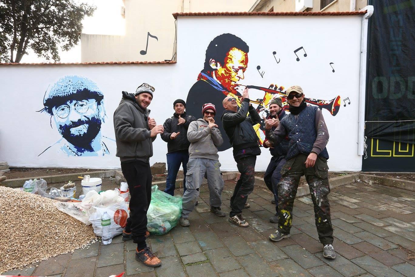 Il gruppo di artisti che realizza i nuovi murales a San Gavino (Onnis)