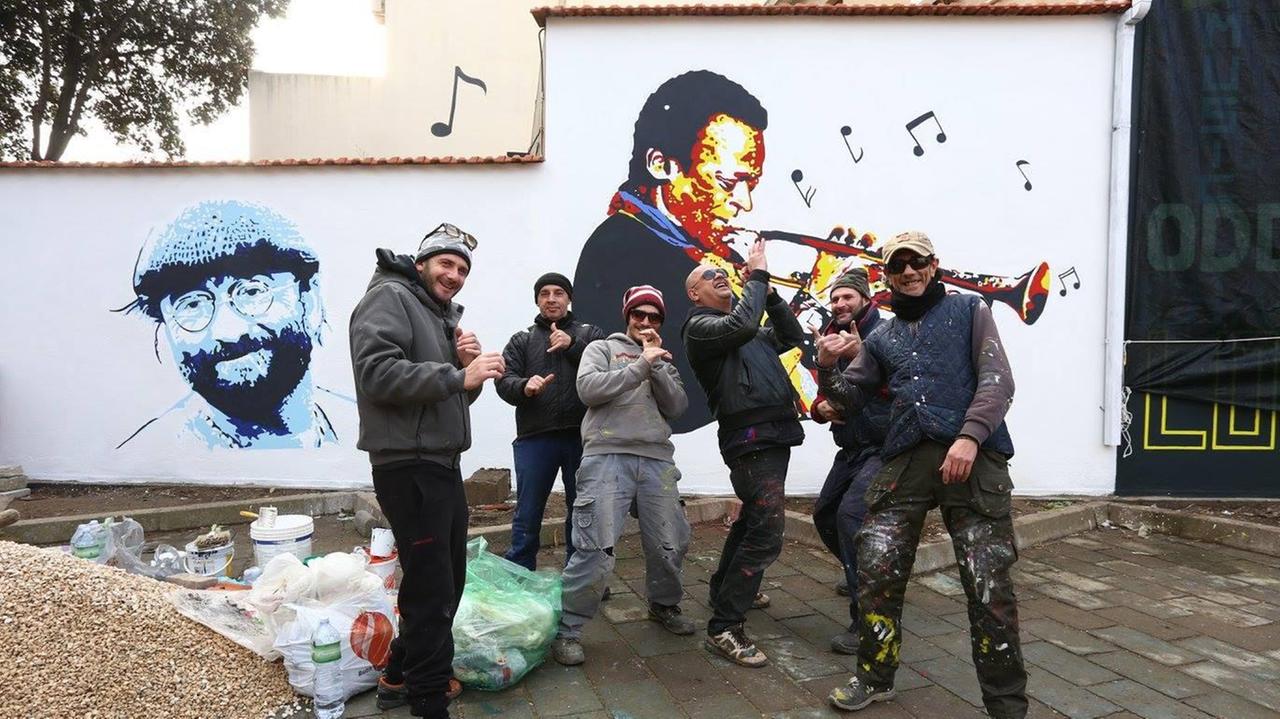 Il gruppo di artisti che realizza i nuovi murales a San Gavino (Onnis)