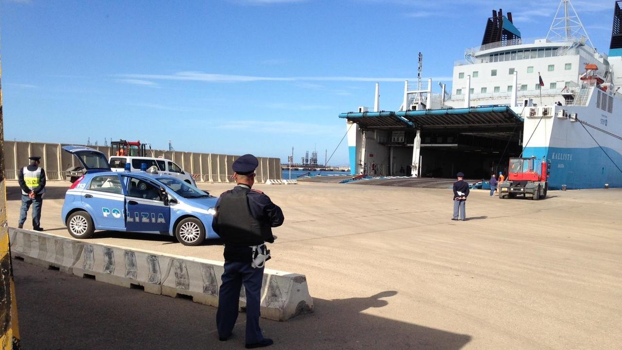 polizia al porto