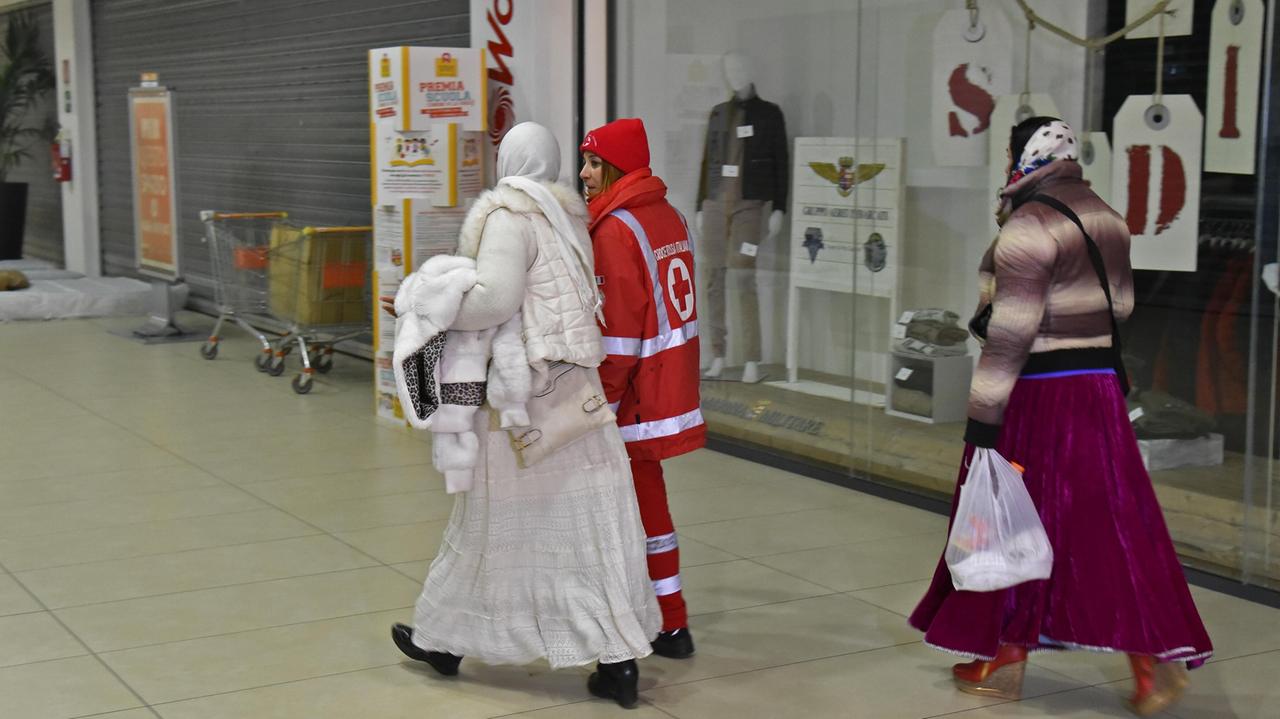 Le due donne senza fissa dimora ospitate del centro commerciale Aurelia Antica la notte tra il 19 e il 20 gennaio (foto Agenzia Bf)