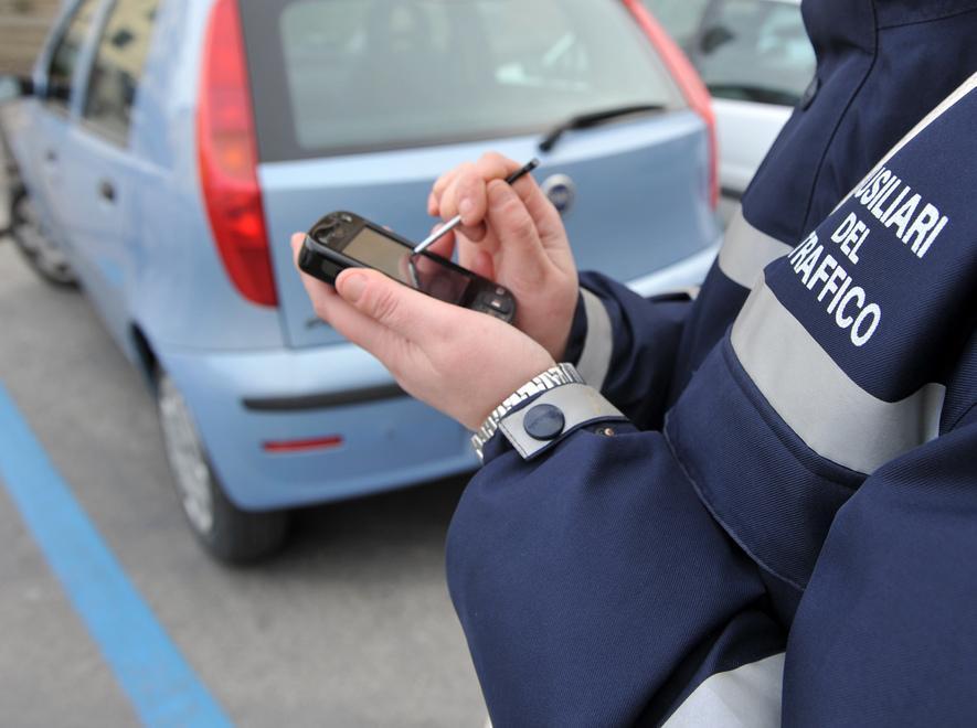 Vigilina aggredita, i passanti la difendono 