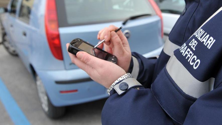 Vigilina aggredita, i passanti la difendono