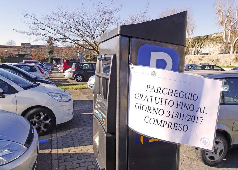 Parcheggi più numerosi e pagabili con il cellulare 