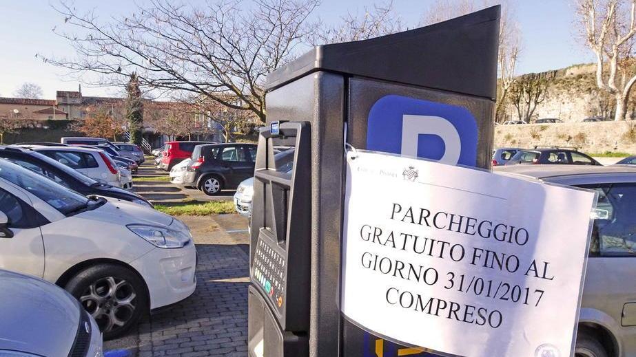 Parcheggi più numerosi e pagabili con il cellulare