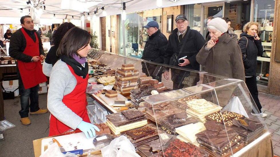 Festa del cioccolato Stand artigianali più musica e giochi