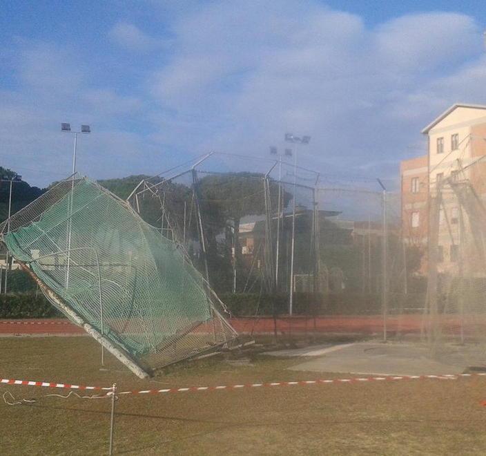 Il vento danneggia la gabbia dei lanci