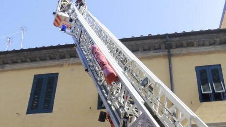 Mamma bloccata in terrazza con la neonata sola in casa