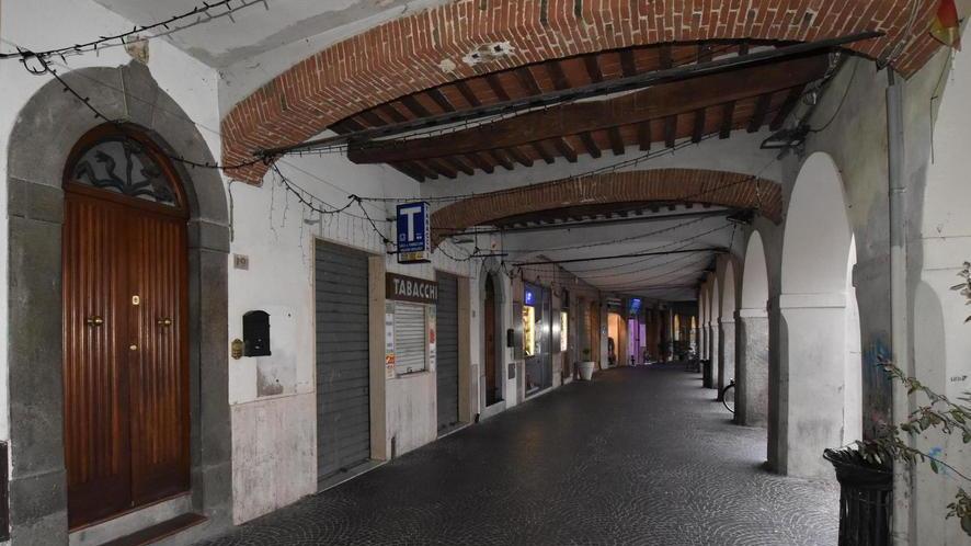 Aggredito sotto i portici e rapinato