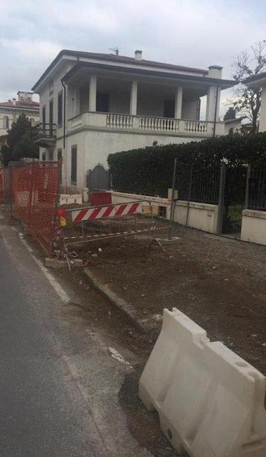 Protesta in viale Cadorna I residenti: lavori a rilento 