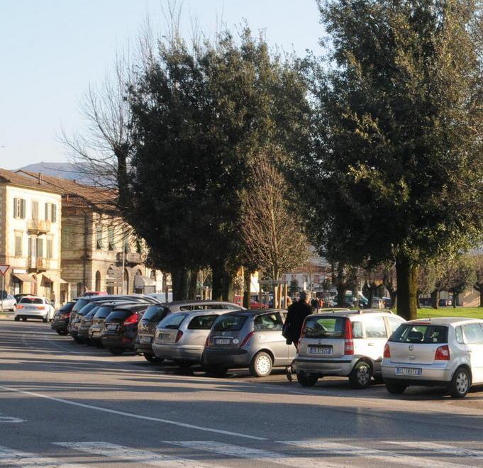 Stalli gratis sui viali: comitato con gli esercenti