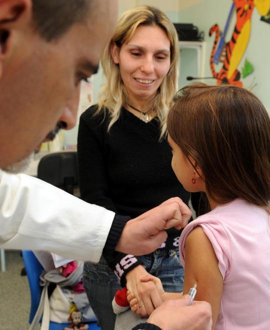 Vaccini obbligatori, M5s attacca la legge 