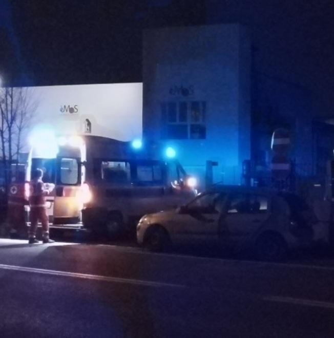 Auto fuori strada nel cuore della notte in via Radici in Piano