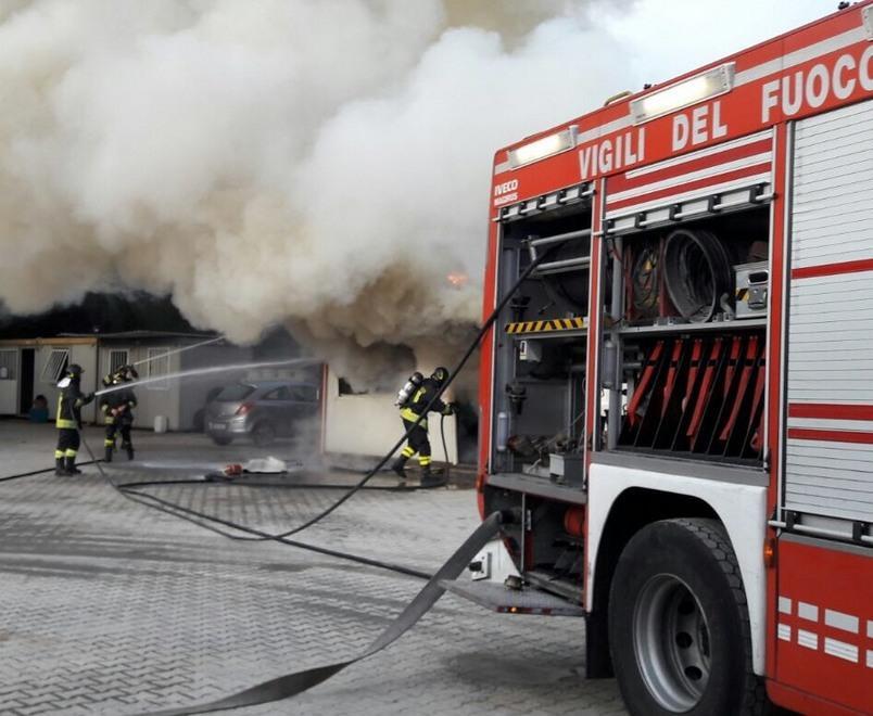 A fuoco container in un’azienda 