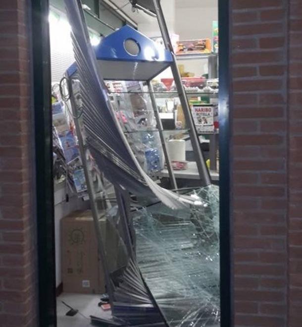 Carpi, spaccata in tabaccheria Un fumogeno evita il colpo 