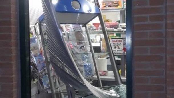 Carpi, spaccata in tabaccheria Un fumogeno evita il colpo
