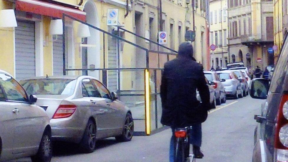 «Il gazebo è pericoloso liberate via Saragozza»