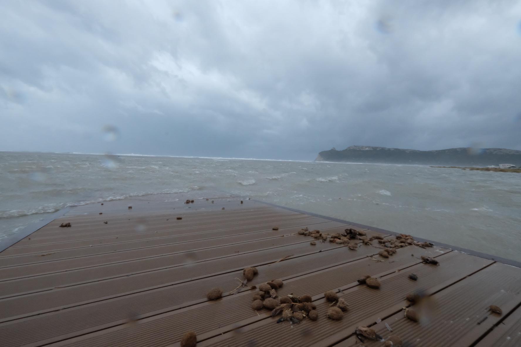 La mareggiata al Poetto (foto di Mario Rosas)