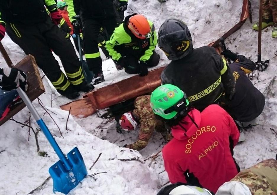 Da Livorno fra gli angeli di Rigopiano: "Così cerchiamo i sopravvissuti nell'hotel"  