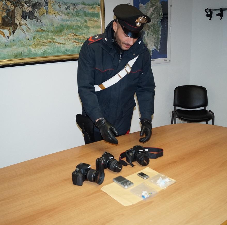 Il materiale sequestrato dai carabinieri in casa dell'arrestato