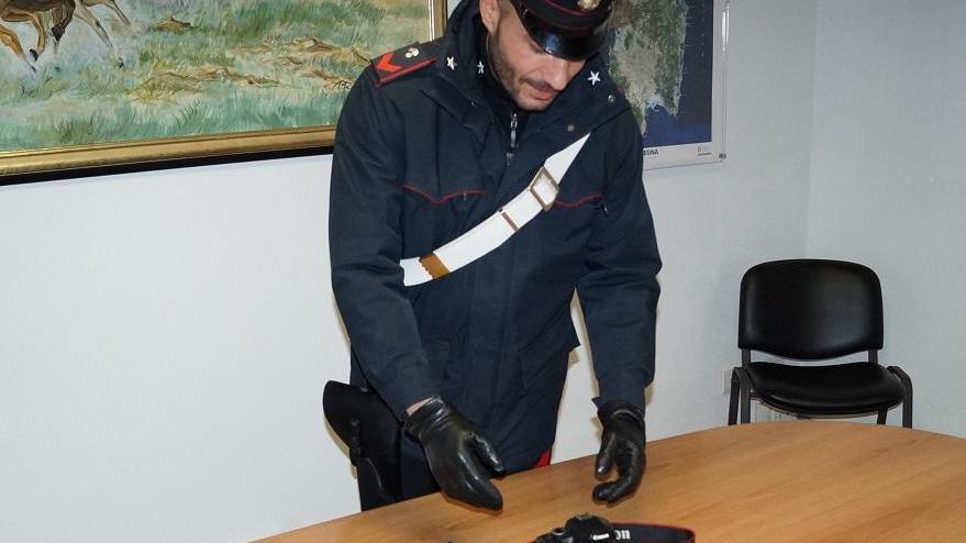 Il materiale sequestrato dai carabinieri in casa dell'arrestato