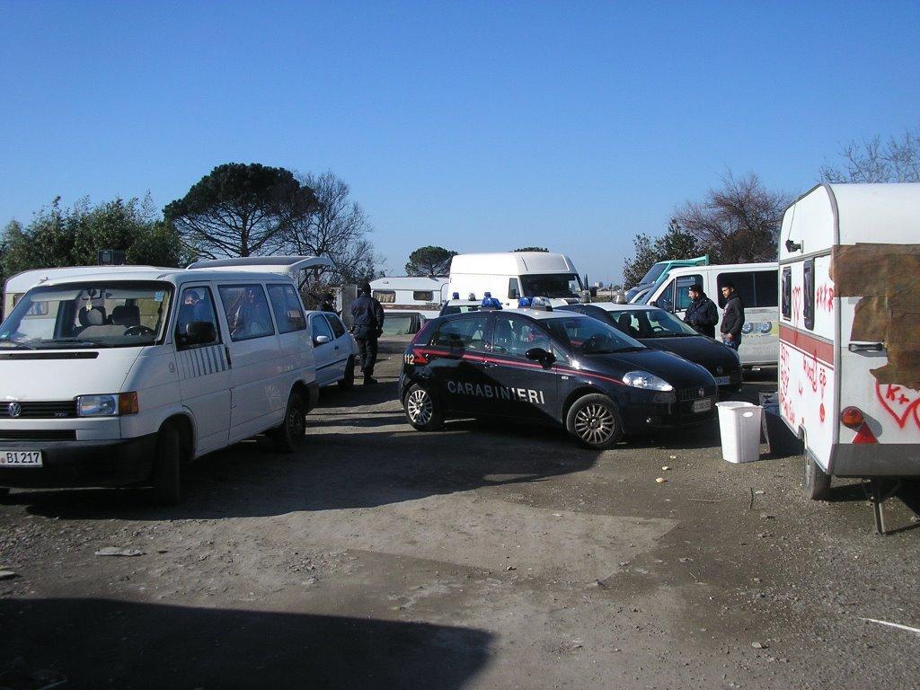 Cinque smartphone rubati ritrovati nel campo rom: tre denunce