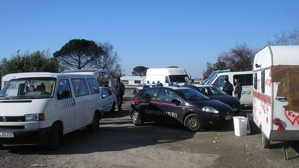 Cinque smartphone rubati ritrovati nel campo rom: tre denunce