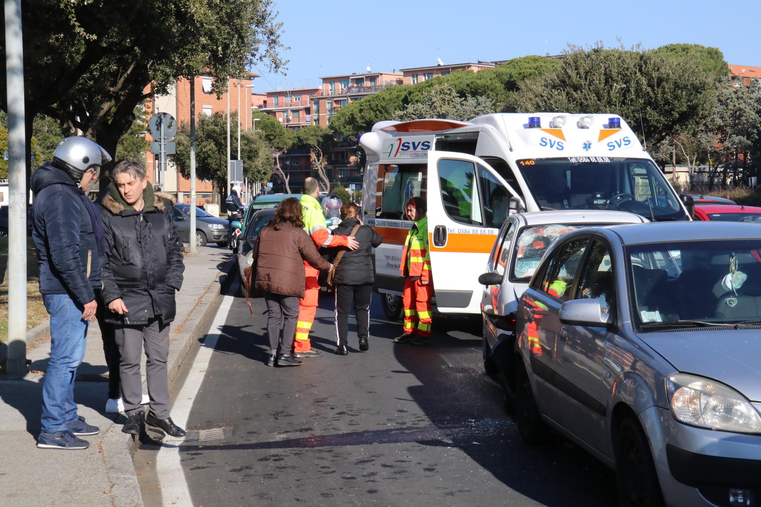 Scontro tra auto in via degli Etruschi: tre feriti 
