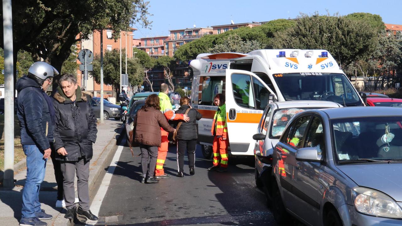 Scontro tra auto in via degli Etruschi: tre feriti