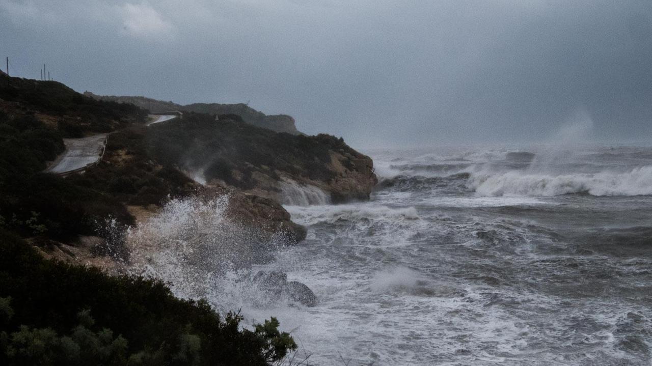Vento e temporali in Sardegna, due aerei diretti a Cagliari dirottati su Alghero