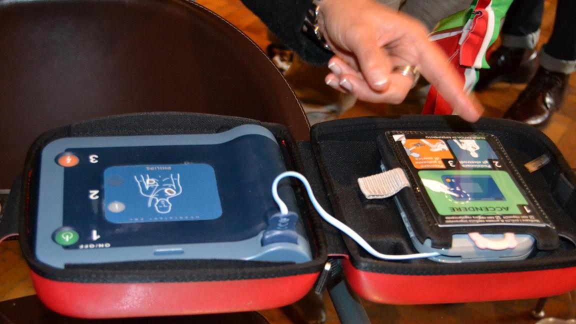 Un defibrillatore (foto d'archivio)