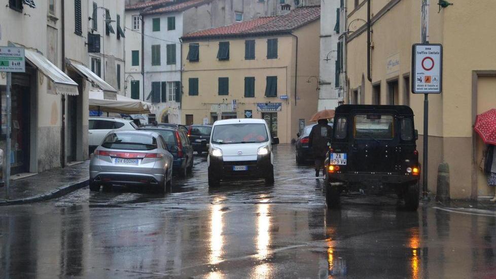 Auto investe adolescente mentre passeggia in centro