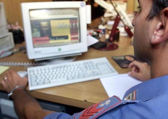 Ruba i dati della carta e preleva cinquemila euro a Carpi