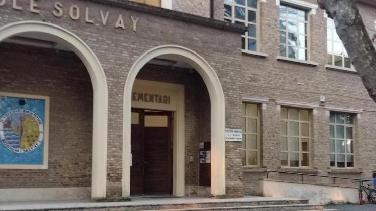 Infiltrazioni dal tetto lavori alla scuola Solvay